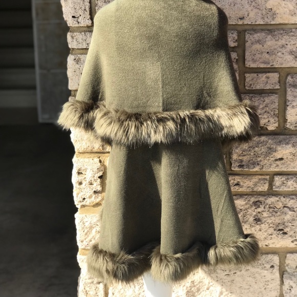 LUXURIOUS Green Faux Fur Double Layer Cape Coat - Picture 4 of 9